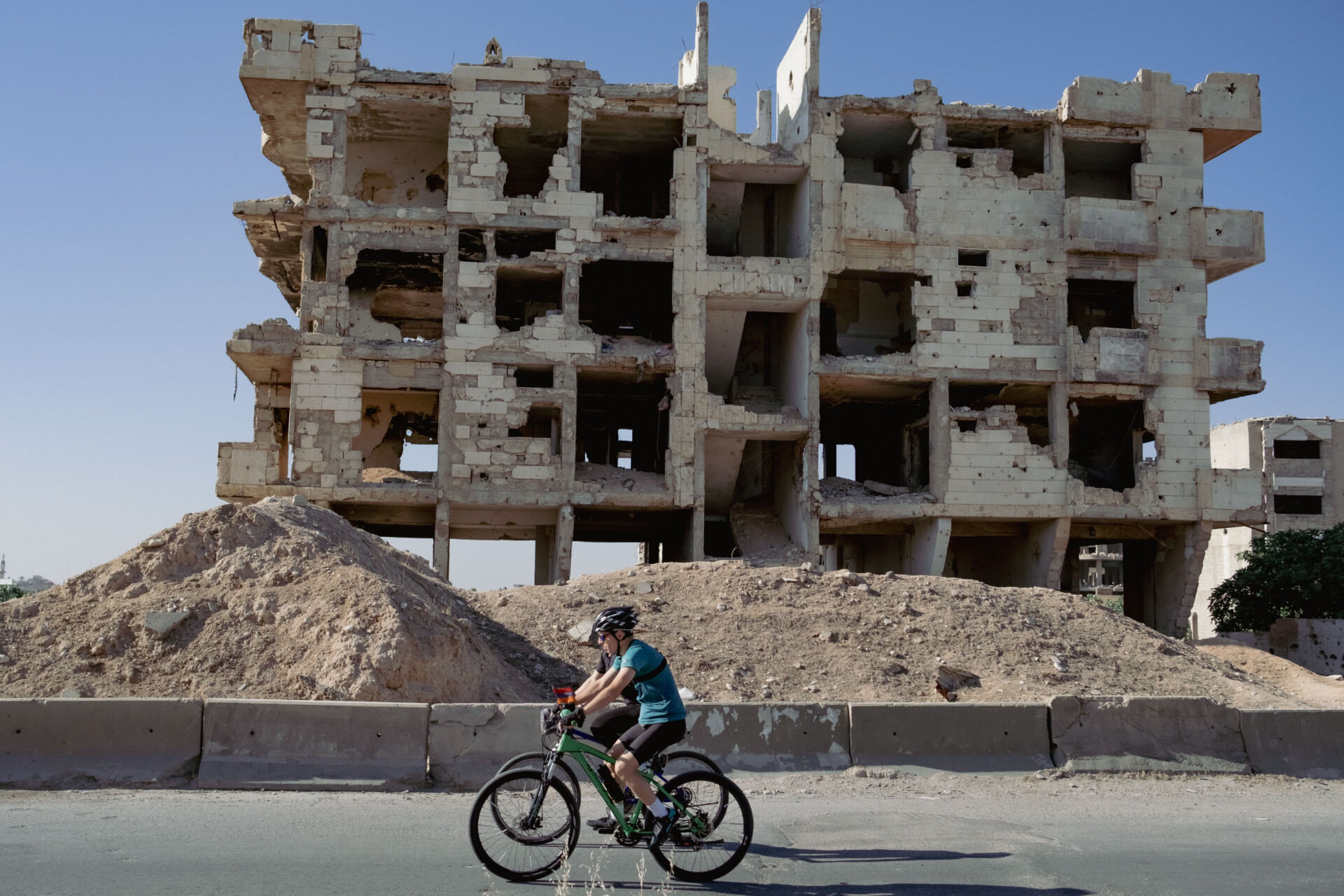 Pedaling Through the Fault Lines of Postwar Damascus