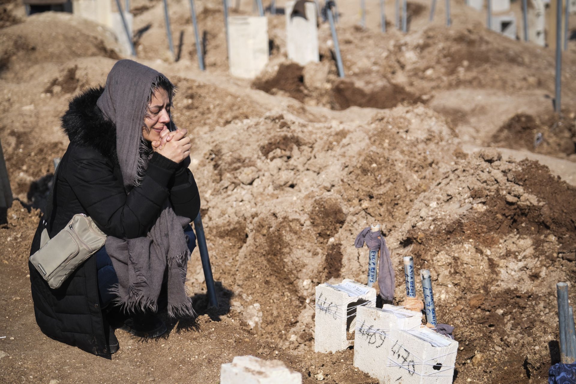 Earthquake Victims’ Families Struggle To Bury Their Dead